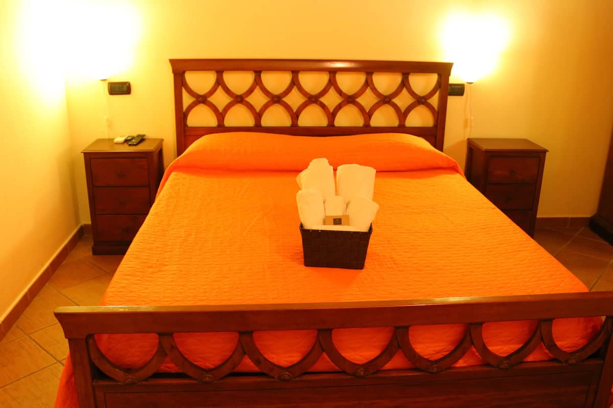 Basic Double Room, 1 Queen Bed, Non Smoking | Living area | Flat-screen TV, books