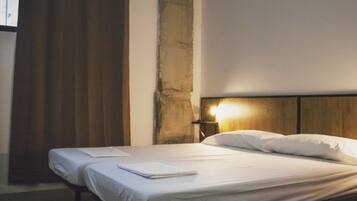 Habitación con 2 camas individuales, baño privado | Cortinas blackout, insonorización, camas extra y wifi gratis