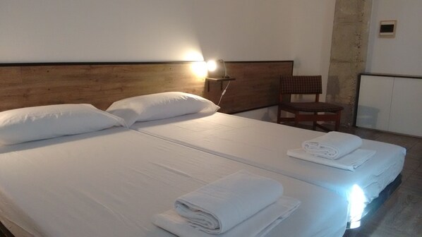 Chambre avec lits jumeaux, salle de bains commune