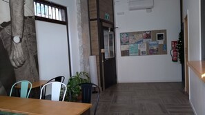 Interior entrance - The Market Hostel Alicante (Alicante)