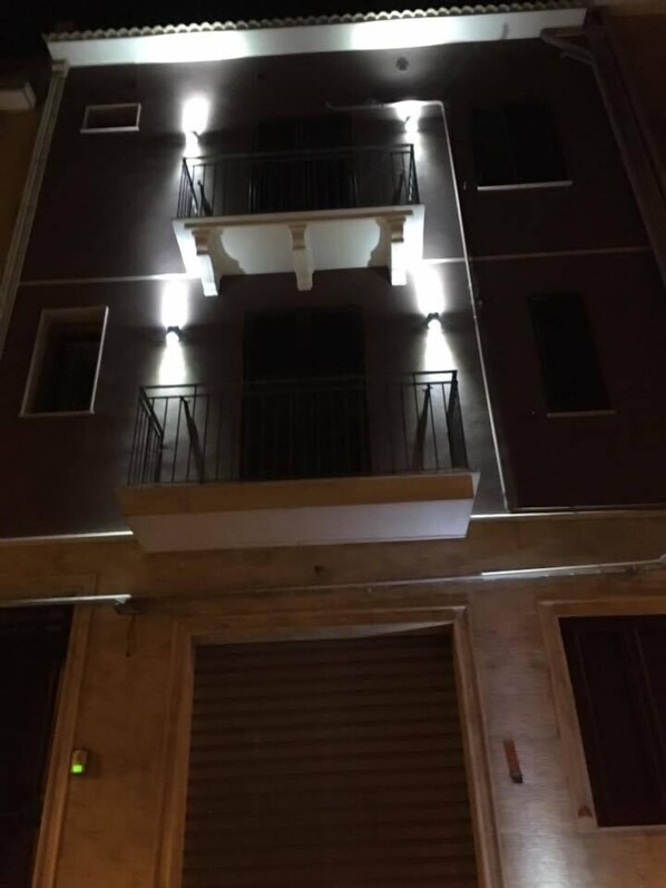 Fassade der Unterkunft – Abend/Nacht