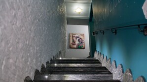 A staircase with a poster of the Statue of Liberty on the wall. - The Liberty Palace b&b (Campobello di Licata)