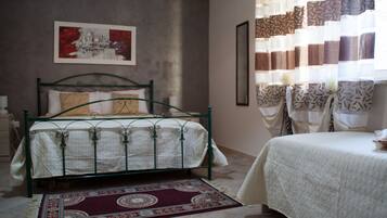 Comfort Triple Room | Individually decorated, individually furnished, desk, soundproofing