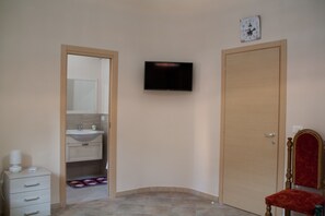 Habitació triple Comfort | Televisor