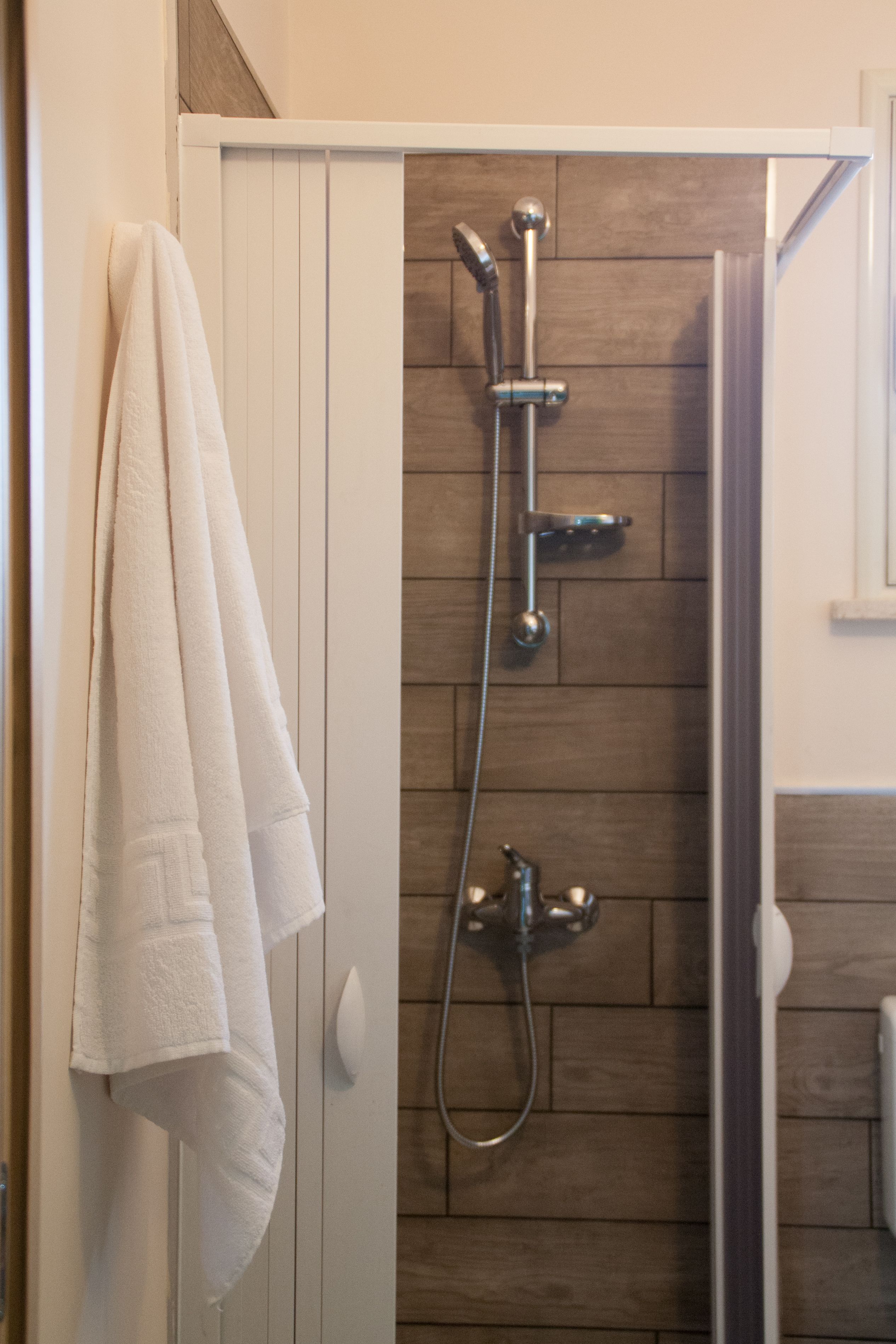 Economy Double Room | Bathroom shower