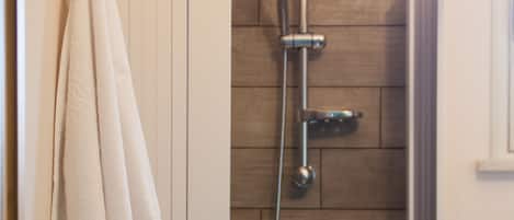 Economy Double Room | Bathroom shower