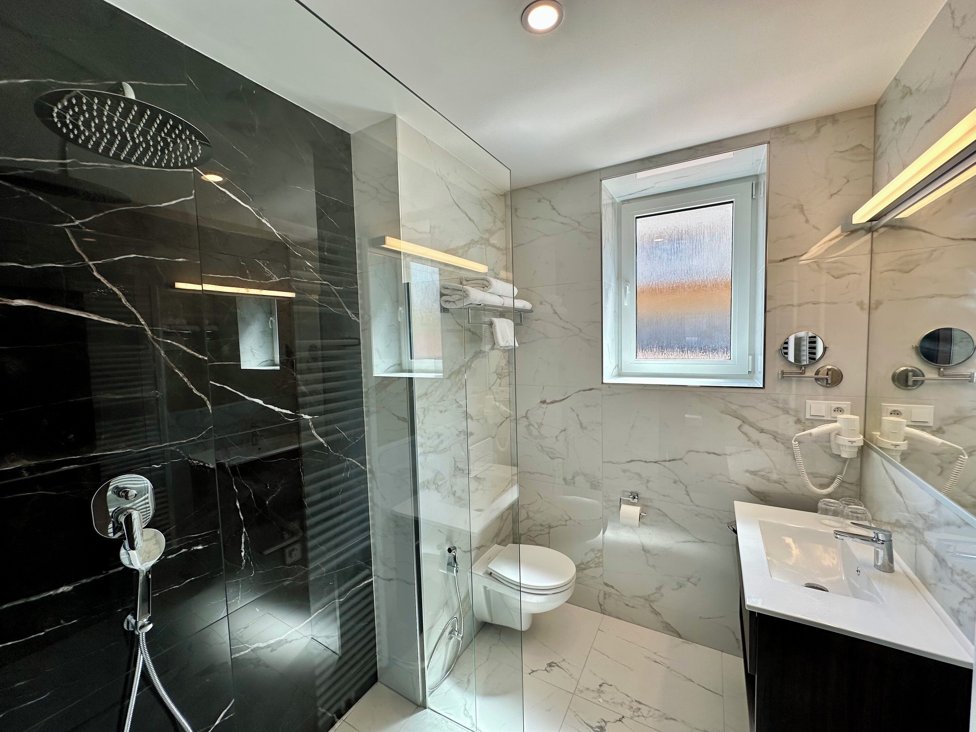 Deluxe-Dreibettzimmer | Badezimmer