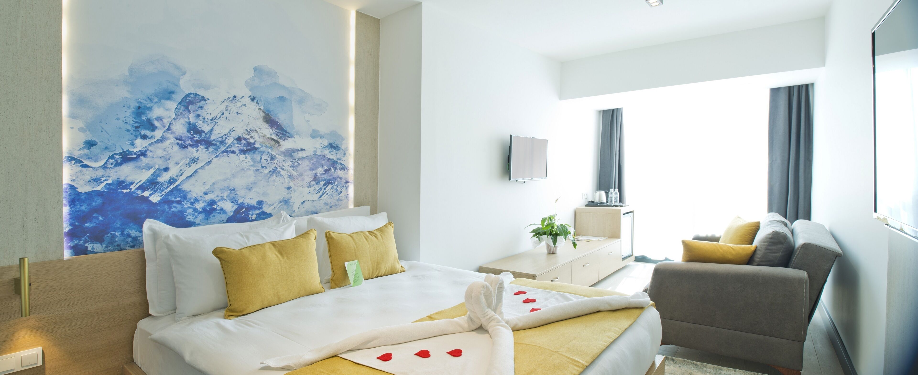 Minibar, in-room safe, soundproofing, WiFi (free)