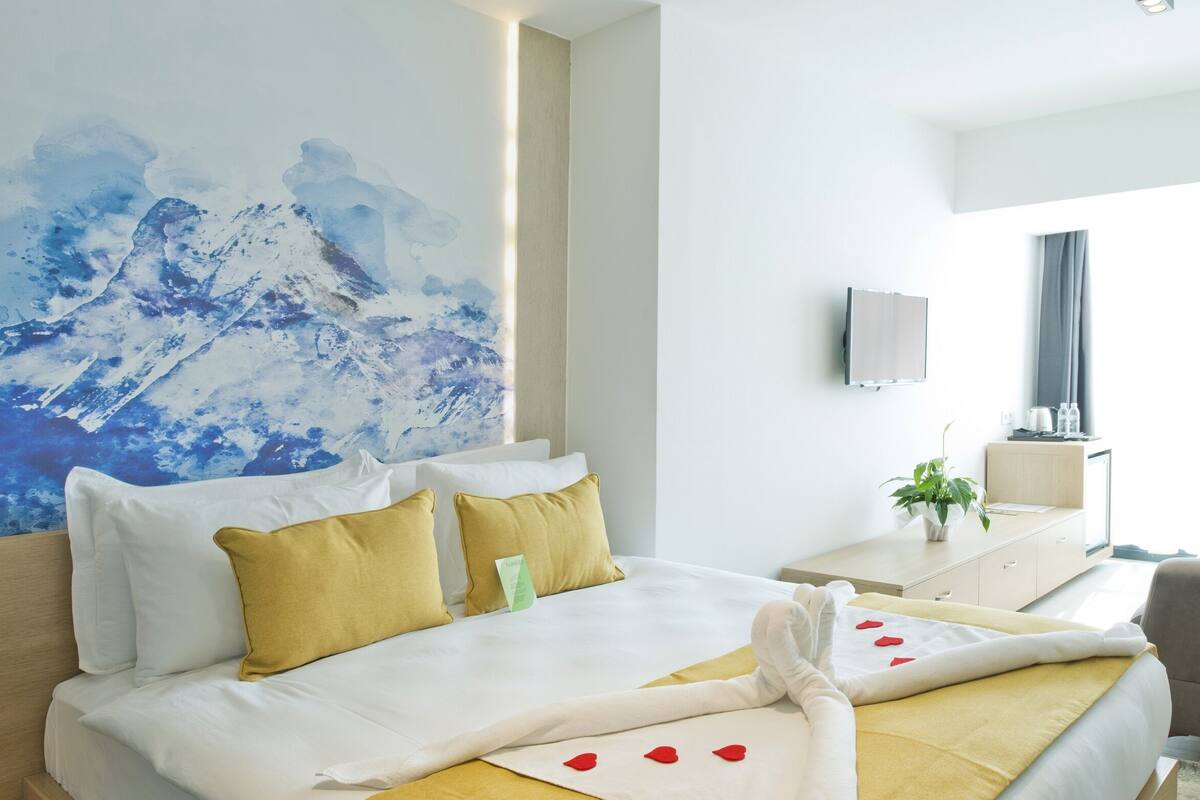 Minibar, in-room safe, soundproofing, WiFi (free)