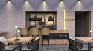 Eine moderne Bar mit einer Holztresen, Barhocker und einer Sitzecke mit Tischen und Stühlen.