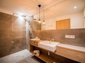 Apartment, 2 Schlafzimmer (Bordeaux) | Badezimmer | Dusche, Haartrockner, Handtücher