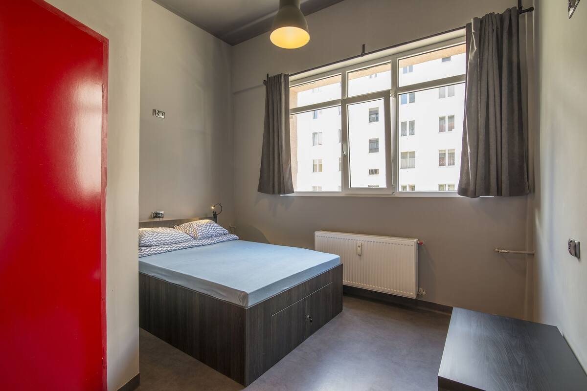Tabla de planchar con plancha, wifi gratis y ropa de cama