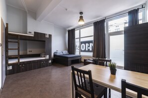 Suite estudio | Tabla de planchar con plancha, wifi gratis y ropa de cama