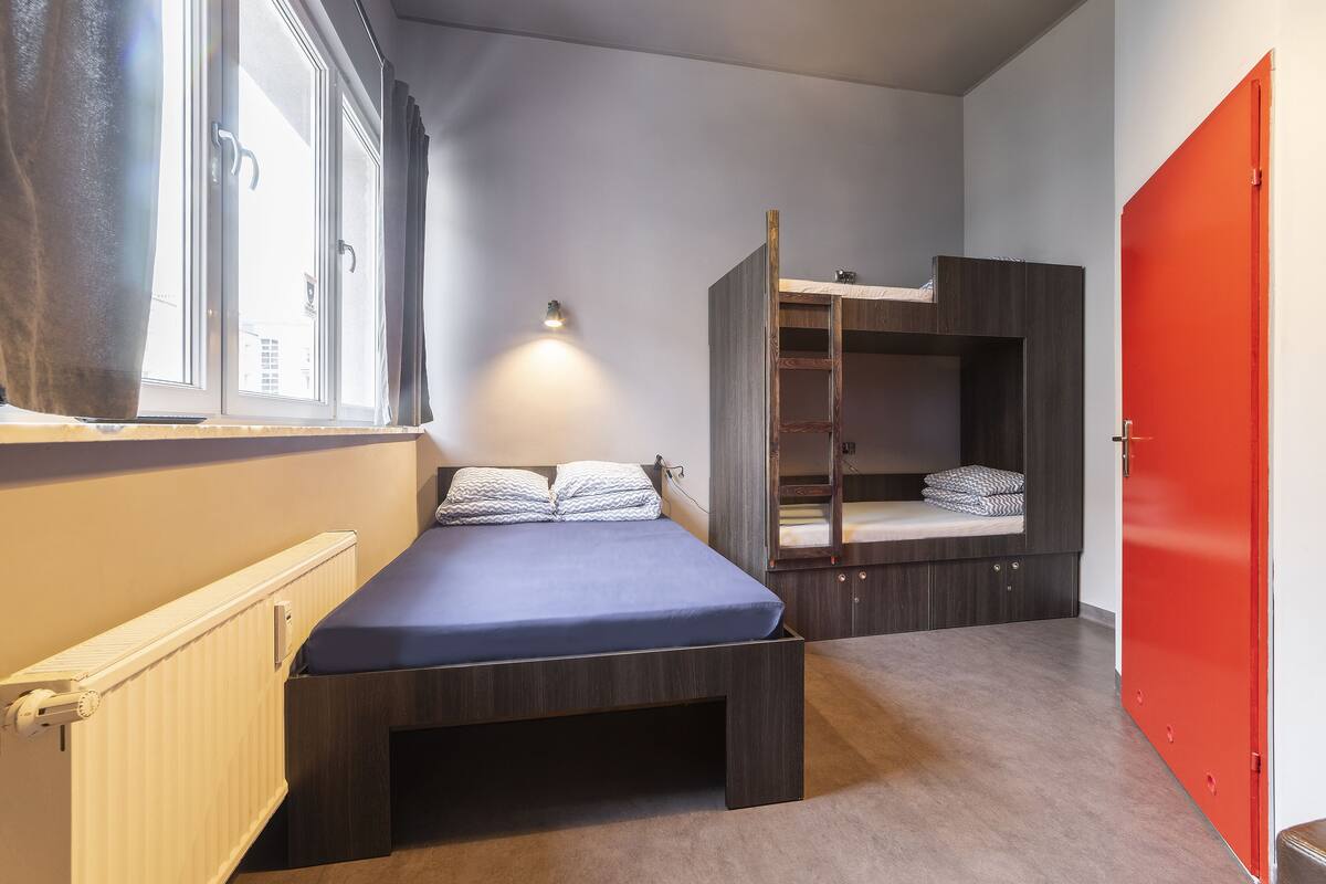 Tabla de planchar con plancha, wifi gratis y ropa de cama