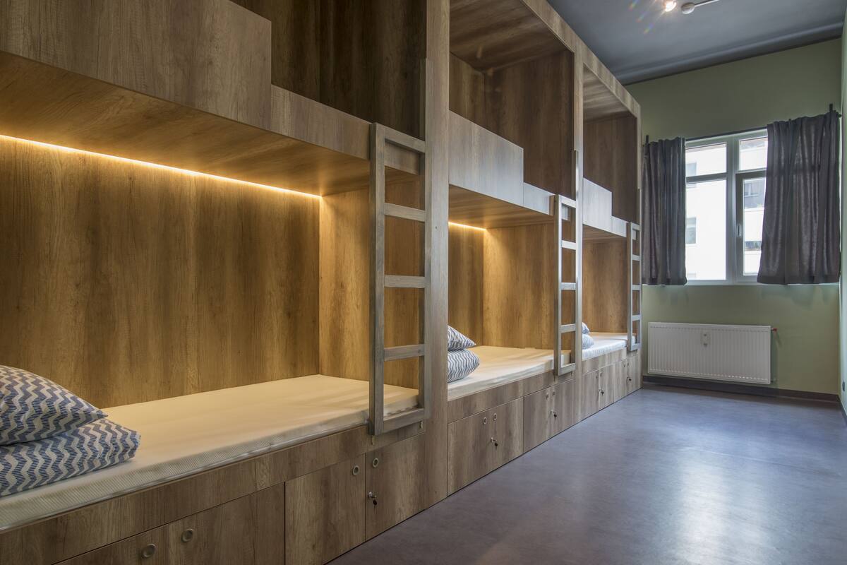 Tabla de planchar con plancha, wifi gratis y ropa de cama