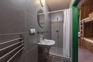 Habitación familiar (6 people) | Baño | Regadera, secadora de cabello, toallas