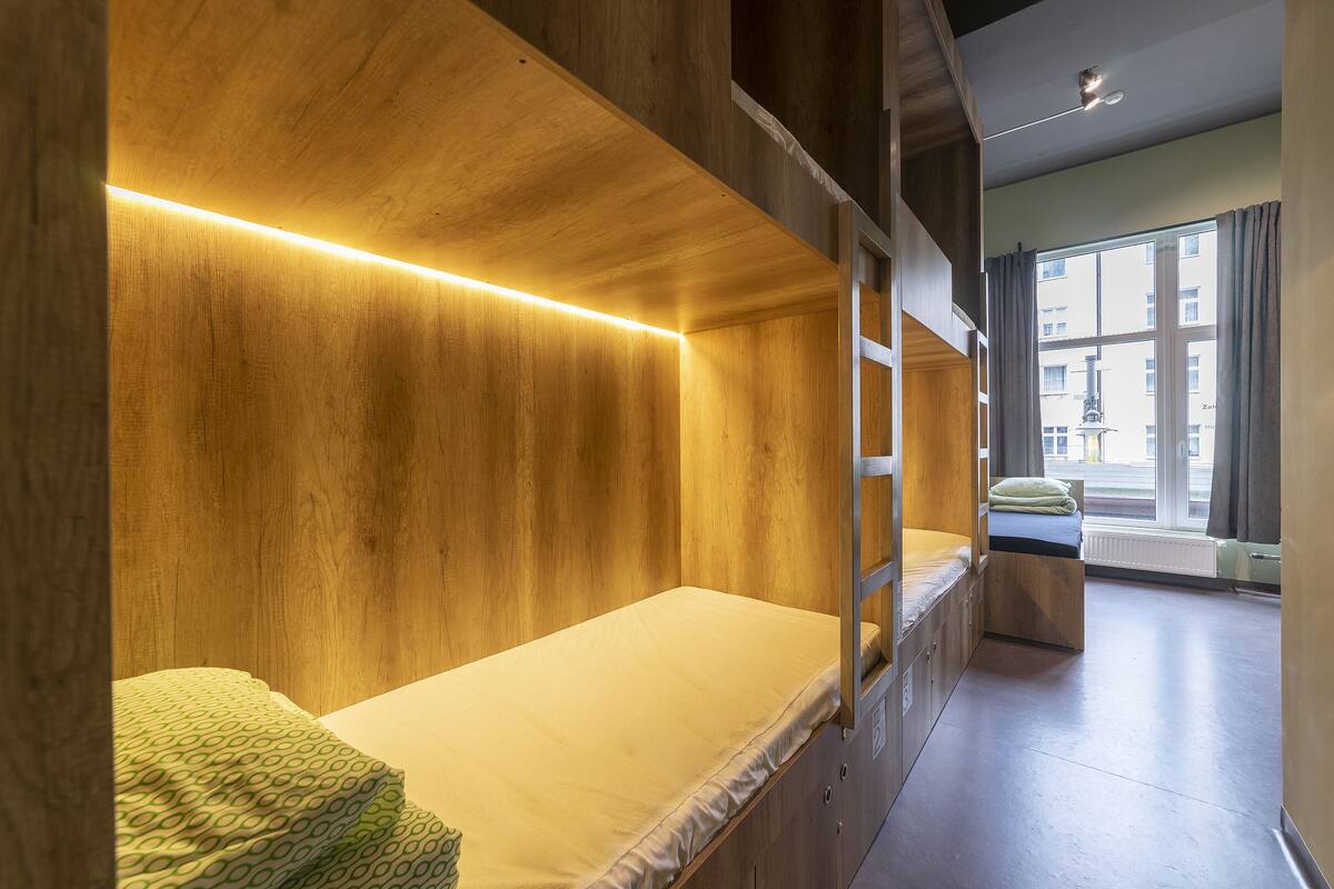 Tabla de planchar con plancha, wifi gratis y ropa de cama