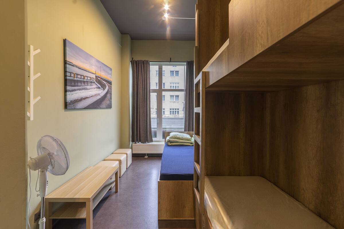 Tabla de planchar con plancha, wifi gratis y ropa de cama