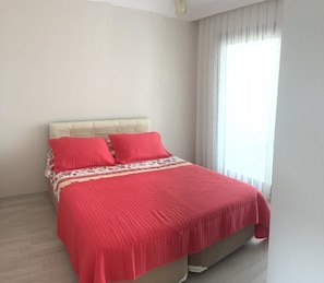 Estúdio romântico, 1 cama Queen, vista para a piscina, ao lado da piscina | Roupas de cama de algodão egípcio, roupas de cama premium, frigobar