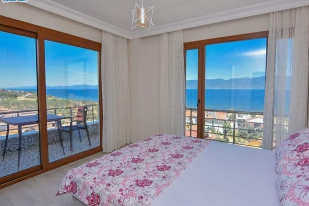 Familie suite, 1 queensize bed met slaapbank, keuken, uitzicht op zee | Lakens van Egyptisch katoen, luxe beddengoed, een minibar