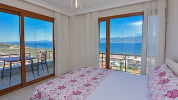 Family Suite, 1 Queen Bed with Sofa bed, Kitchen, Sea View | Egyptian cotton sheets, premium bedding, minibar, in-room safe