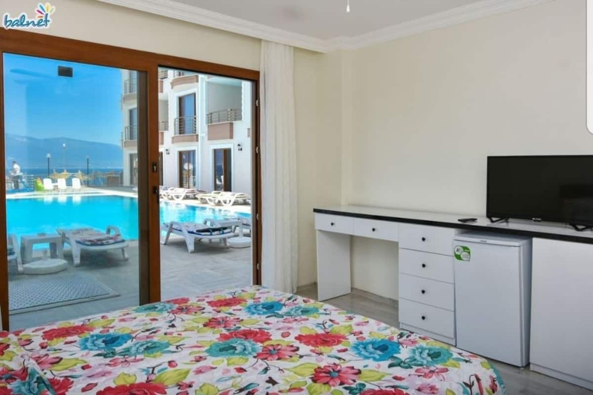 Romantische studio, 1 queensize bed, uitzicht op zwembad, aan het zwembad | Lakens van Egyptisch katoen, luxe beddengoed, een minibar