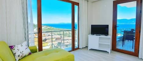 Estudio romántico, 1 cama Queen size, vista a la alberca, junto a la alberca | Sala de estar | Televisión LCD