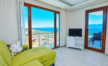 Romantic Studio, 1 Queen Bed, Pool View, Poolside | Living room | LCD TV