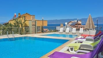 Udendørs pool, gratis hytter, parasoller