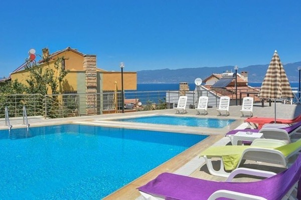 Una piscina al aire libre, cabañas de piscina gratuitas, sombrillas