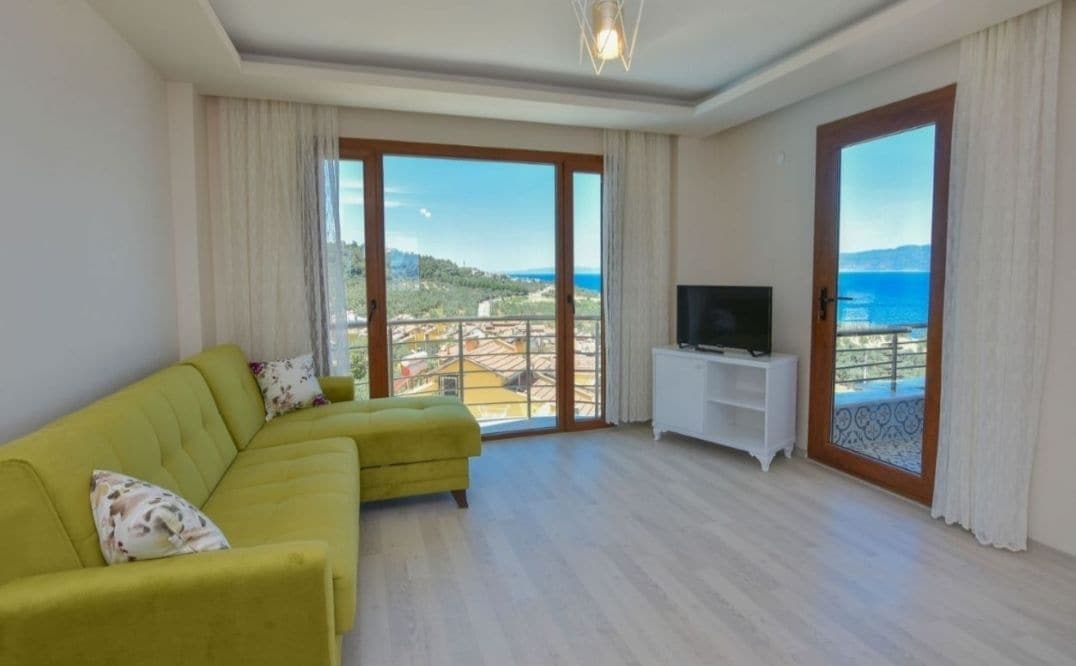 ファミリー スイート クイーンベッド 1 台ソファーベッド付き キッチン シービュー | リビング エリア | 液晶テレビ