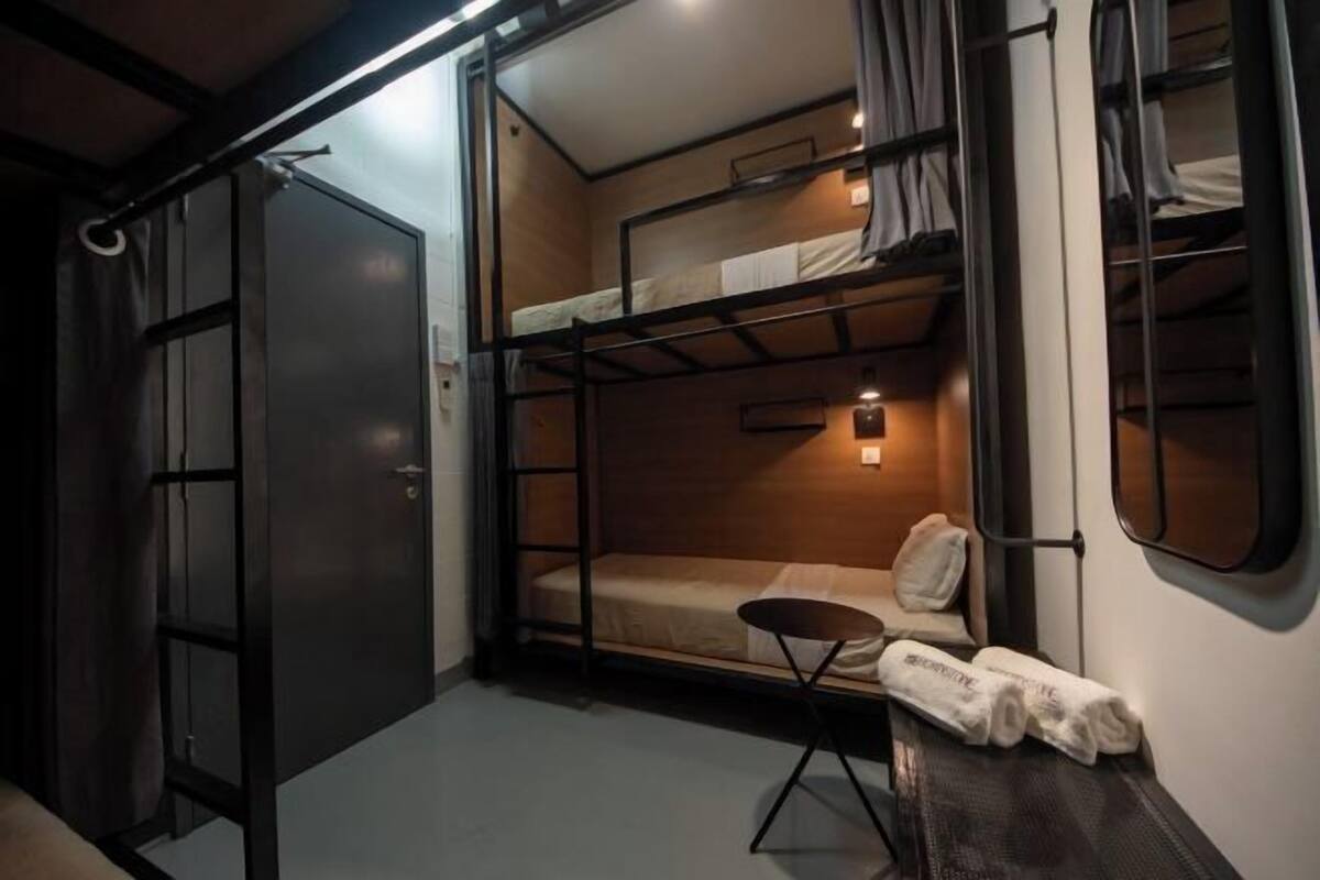 Blackout drapes, free WiFi, bed sheets