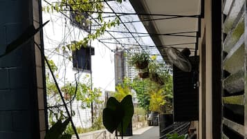 Deluxe Queen Room | Blackout drapes, free WiFi, bed sheets