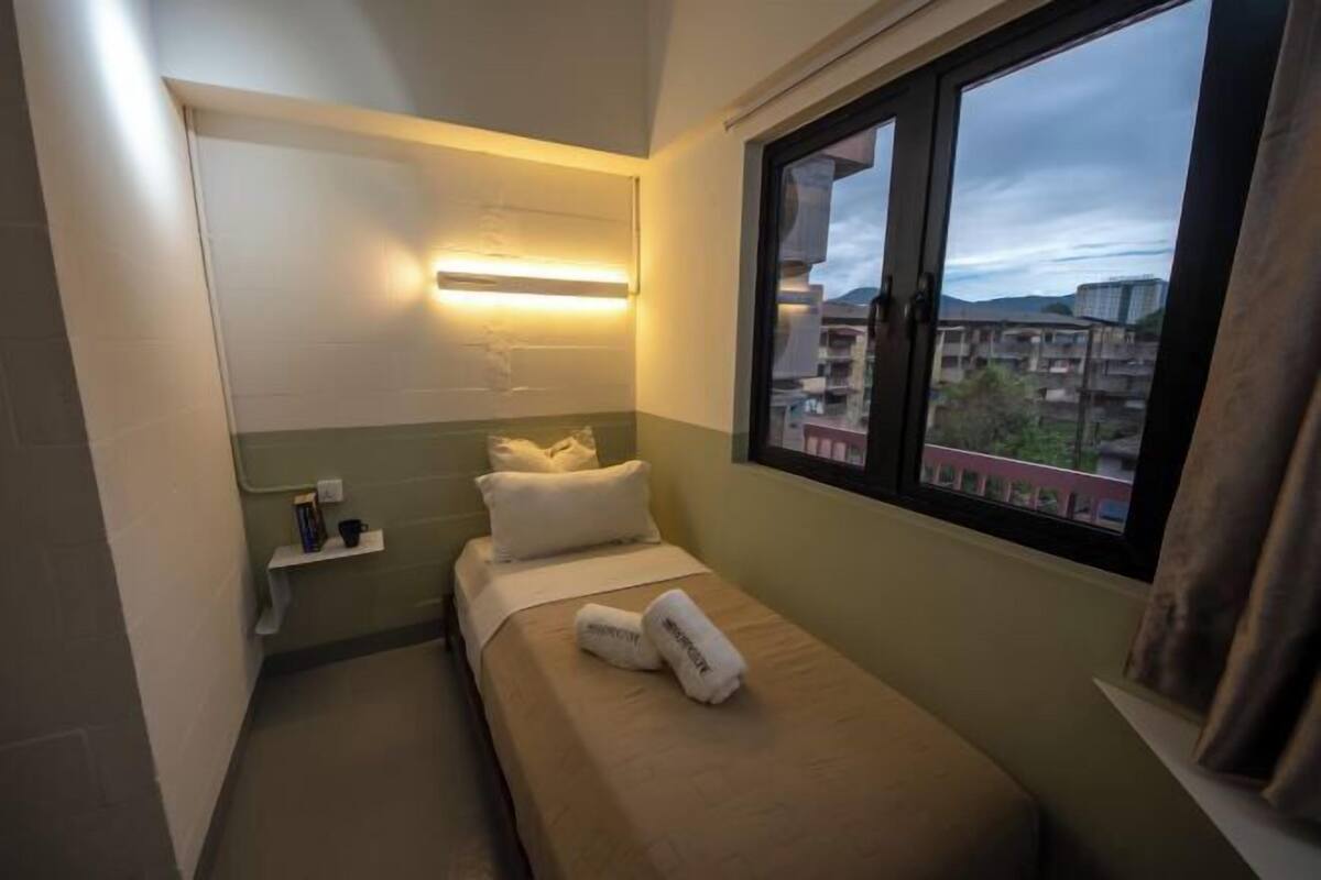 Blackout drapes, free WiFi, bed sheets