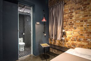 Deluxe-Doppelzimmer, eigenes Bad (King) | Badezimmer | Dusche, kostenlose Toilettenartikel, Haartrockner, Handtücher