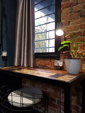 Deluxe-Doppelzimmer, eigenes Bad (King) | Verdunkelungsvorhänge, kostenloses WLAN, Bettwäsche