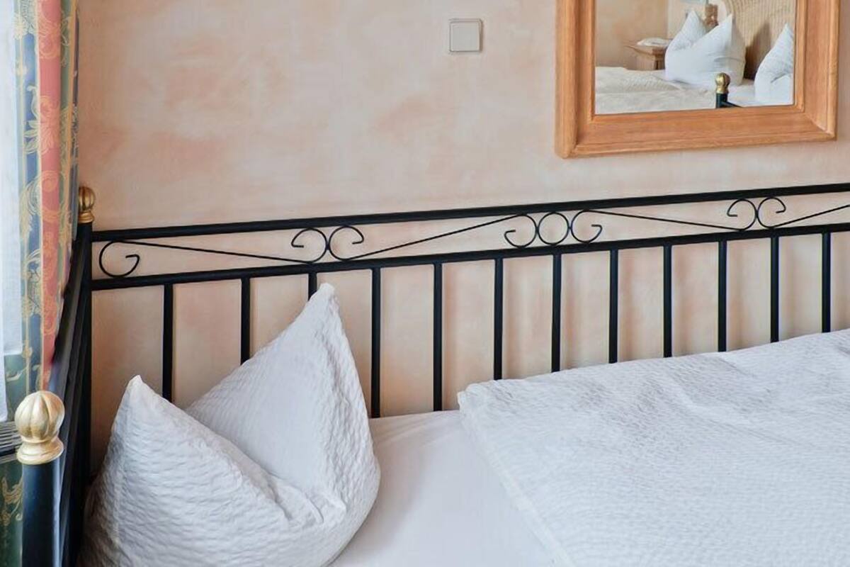 Cribs (free), WiFi (surcharge), bed sheets