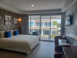 Minibar, decoración personalizada, muebles diferentes y wifi gratis