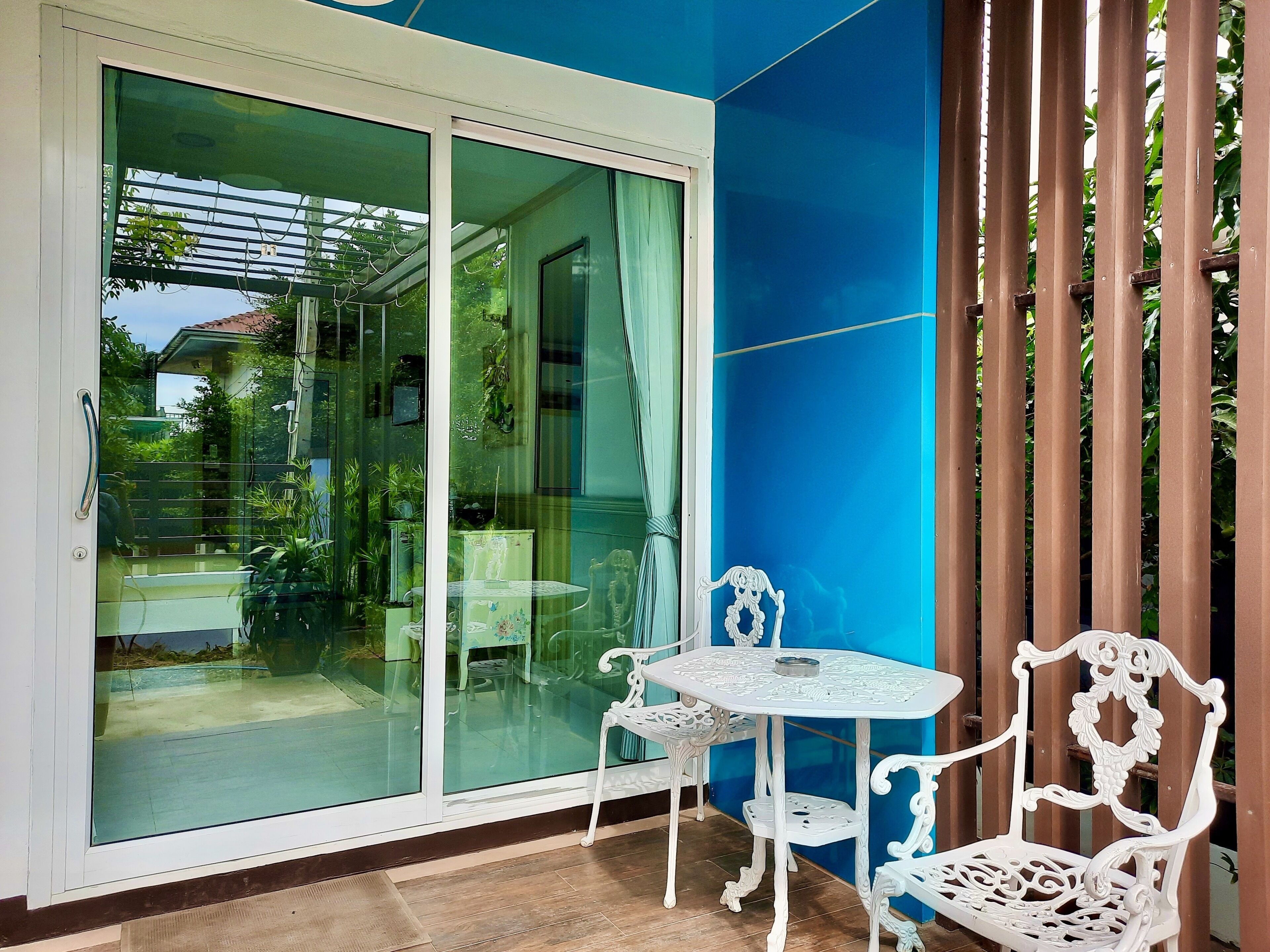 Quarto casal superior | Área de estar | TV de tela plana 32 polegadas com canais via satélite, TV