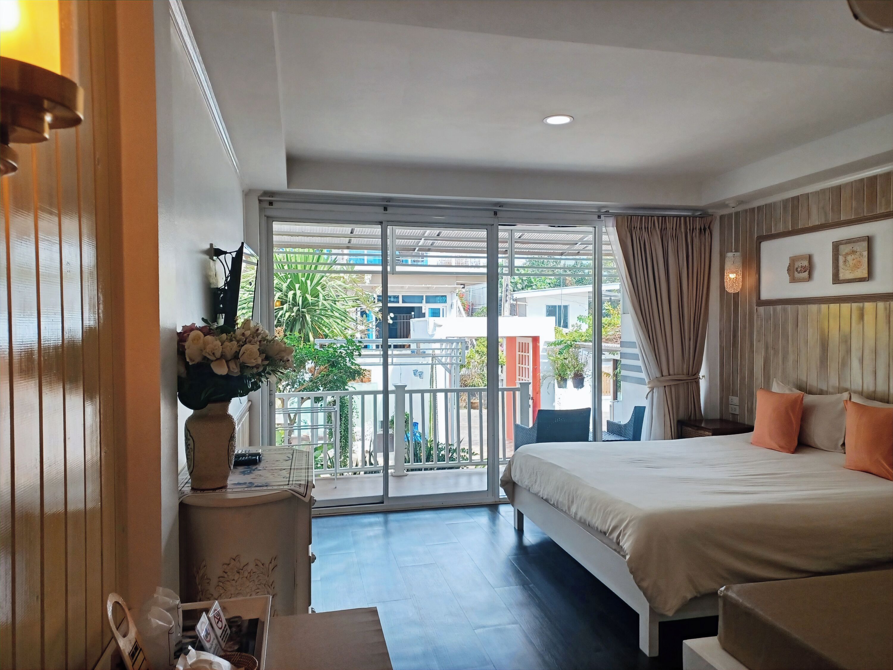 Minibar, decoración personalizada, muebles diferentes y wifi gratis 