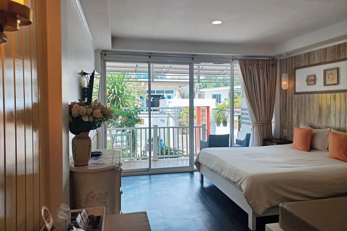 Minibar, decoración personalizada, muebles diferentes y wifi gratis