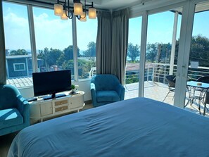 Minibar, decoración personalizada, muebles diferentes y wifi gratis