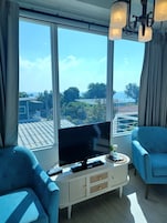 Minibar, decoración personalizada, muebles diferentes y wifi gratis