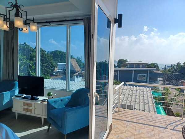 Minibar, decoración personalizada, muebles diferentes y wifi gratis