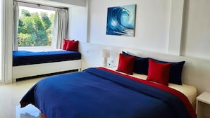 A hotel room with two beds, a large window, and a painting of a wave. - Koh Larn Riviera (Koh Lan)