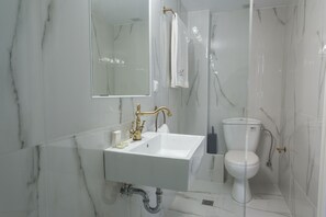 Shower, free toiletries, hair dryer, towels - Neratzia Rooms (Athens)