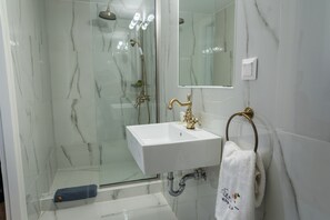 Douche, articles de toilette gratuits, sèche-cheveux