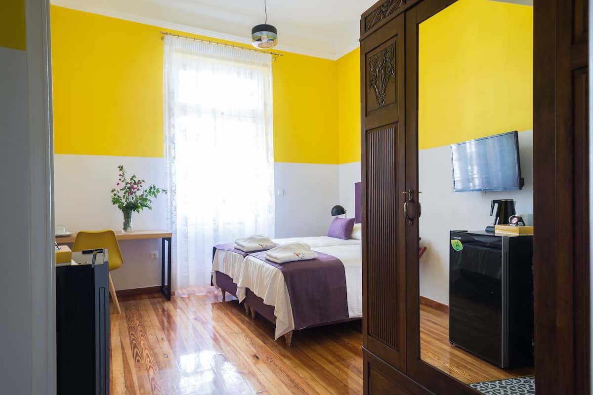 Deluxe Double Room, Balcony | Desk, soundproofing, iron/ironing board (on request), WiFi (free)