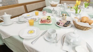 Daily continental breakfast for a fee - Der kleine Nachbar (Gotha)