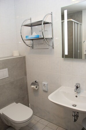 Enkeltrom | Bad | Dype avslapningsbadekar, toalettartikler (inkludert) og hårføner